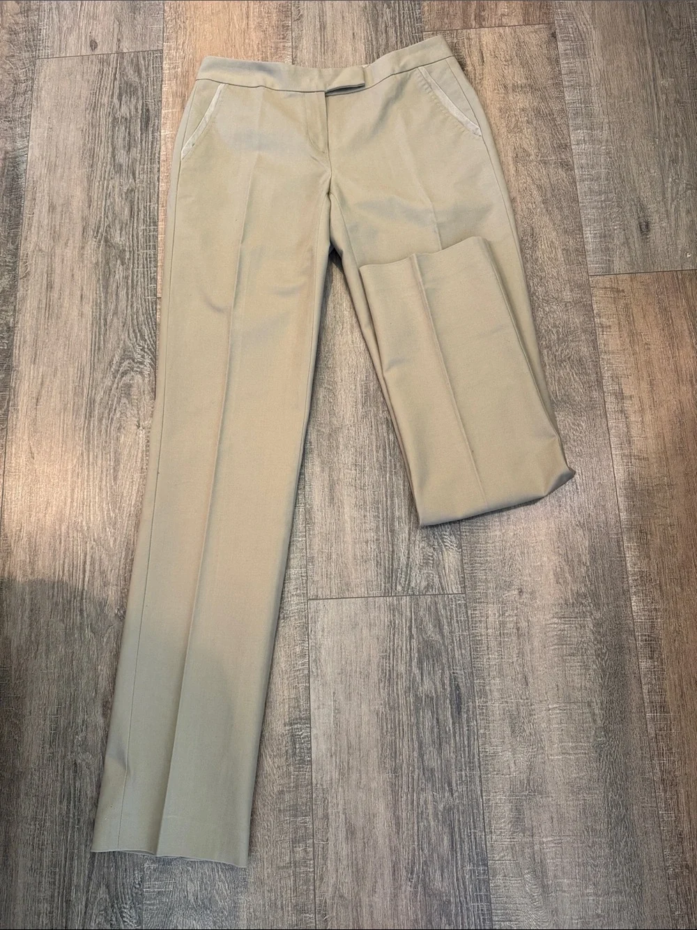 Elie Tahari tailored flat